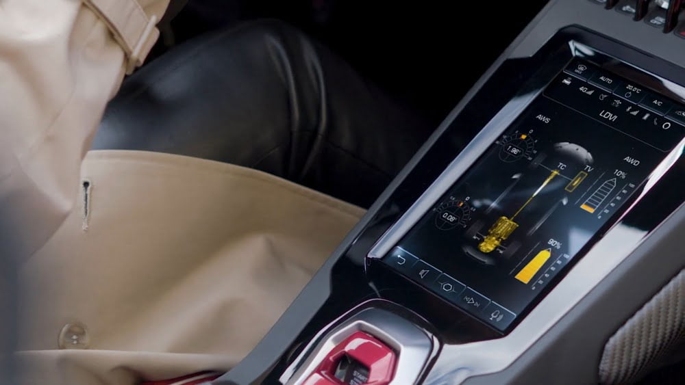 Der Dynamic Coordinator im Lamborghini Hurac&aacute;n zeigt Echtzeit-Infos &uuml;ber die Stra&szlig;enlage des Flitzers an.