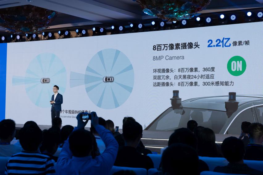 CEO Dr. Jianxiong Xiao pr&auml;sentiert das neue AutoX-Gen5-System f&uuml;r autonomes Fahren.