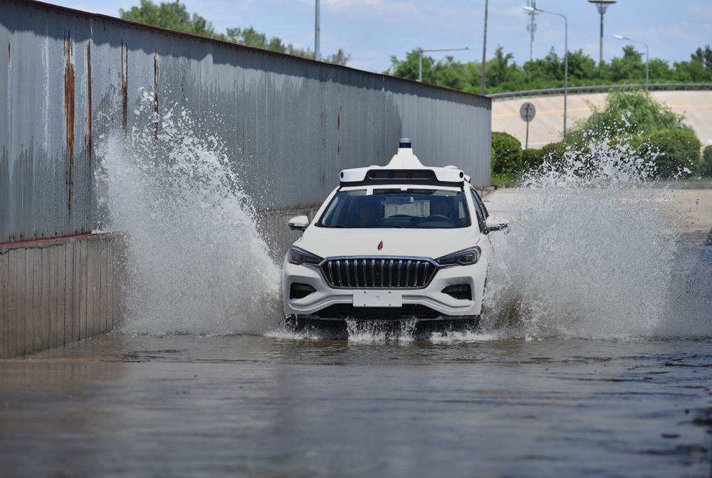 Ein autonom fahrendes Auto mit Baidus Apollo-Technologie f&auml;hrt durch Wasser.