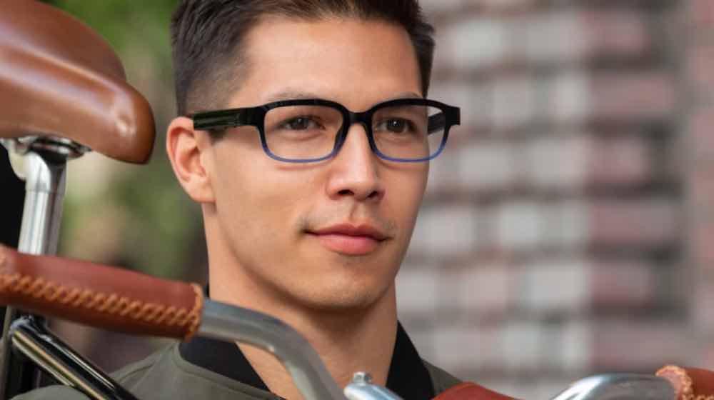 Echo_Frames_Mann_mit_Alexa_Brille