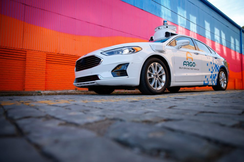 Ein Auto des Herstellers Ford, das mit Technolgoie f&uuml;r autonomes Fahren ausgestattet ist.