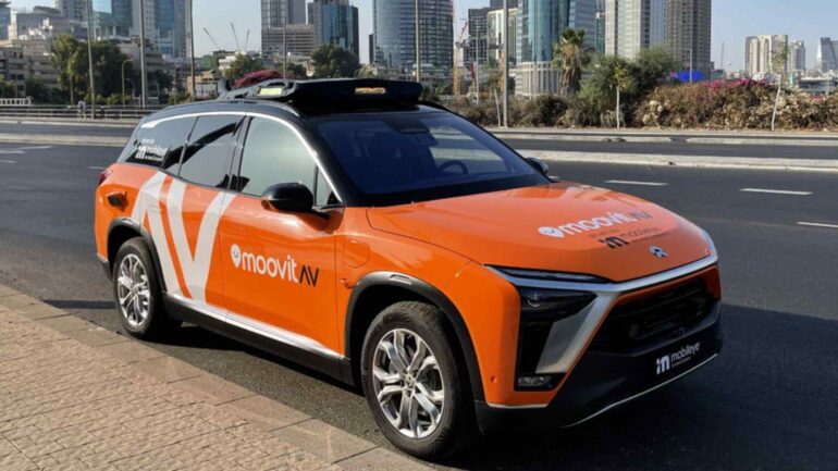 Ein elektrisch betriebenes autonom fahrendes Taxi von Mobileye.