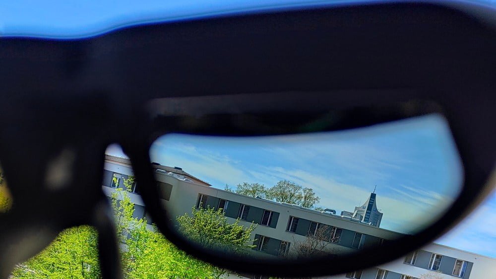 Blick durch die Gl&auml;ser der Nreal Light AR-Brille