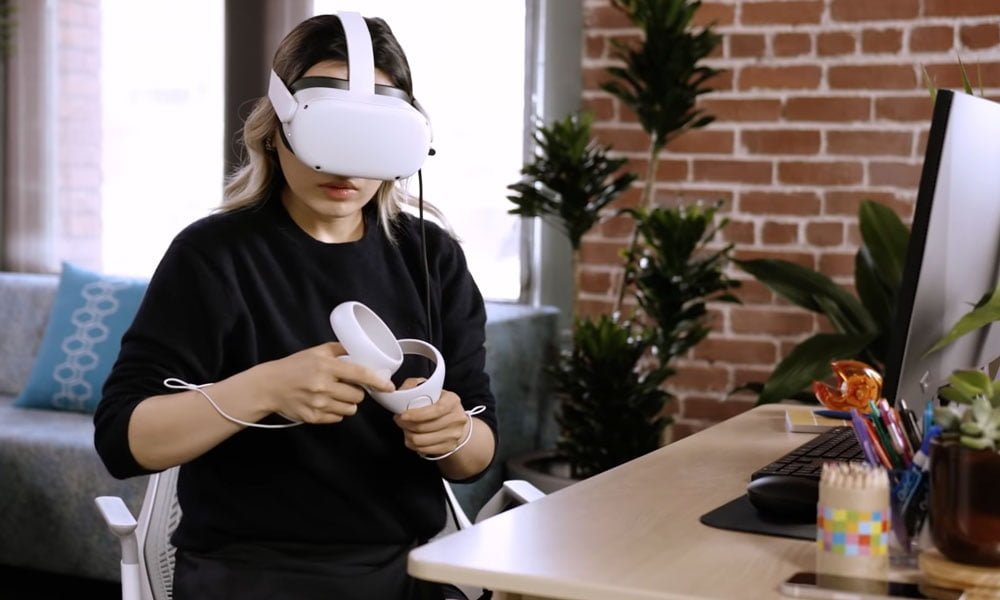 Eine Frau mit VR-Brille modelliert virtuell ein 3D-Objekt. Man sieht nur ihre Hände mit Controllern in der Hand.