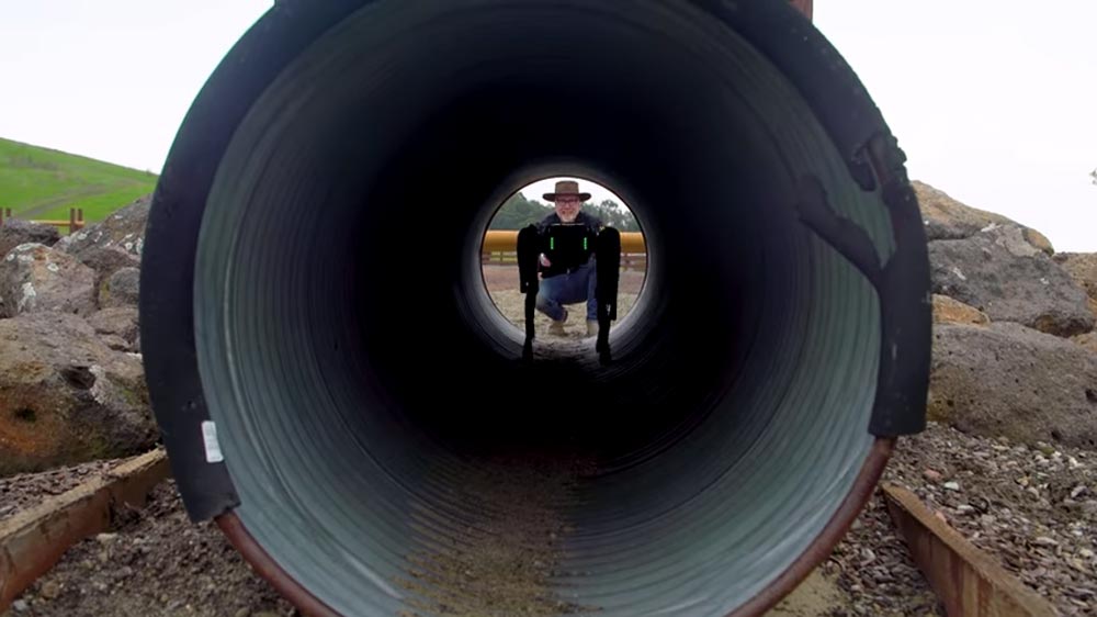 Der Youtuber, Ingenieur und Bastler Adam Savage testet ein Jahr lang die F&auml;higkeiten von Spot. Bild: Tested / Savage (Screenshot bei YouTube)