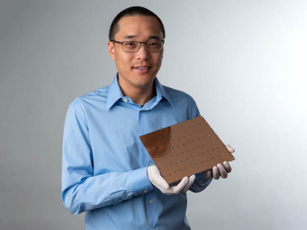 Cerebras-Mitgr&uuml;nder Sean Lie zeigt stolz die neueste Errungenschaft seiner Firma: den CS-2-Chip.