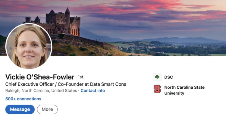 Das Fake-Profil von Vickie O&rsquo;Shea-Fowler bei LinkedIn - der Deepfake l&auml;sst sich daran vermuten, dass Vickie nur einen Ohrring tr&auml;gt. Aber Vorsicht: Nicht jede Person mit einem Ohrring ist automatisch ein Deepfake ... | Bild: LinkedIn