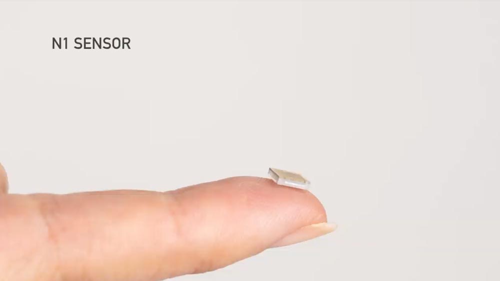 Der N1-Sensor soll im Unterschied zum aktuellen Interface drahtlos funktionieren. Bild: Neuralink