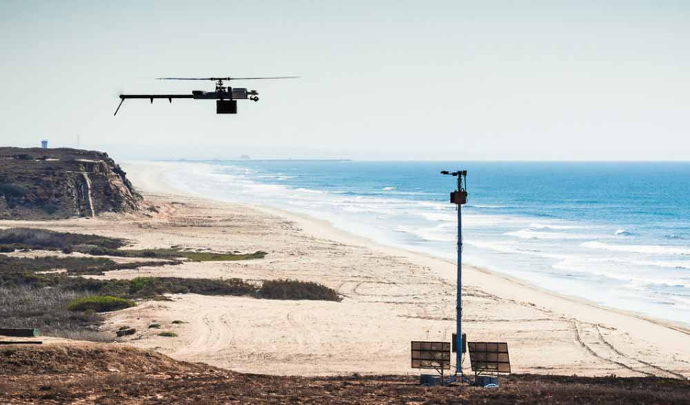 &Uuml;berwachungsturm mit Drohne: Den Strom speist die Sonne, die Drohne fliegt autonom. Bild: Anduril