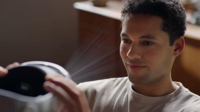 Über die in die Brille integrierten Sensoren erzeugt man einen 3D-Scan des eigenen Gesichts, der dann per KI, sorry, Machine Learning, zum Leben erweckt wird.